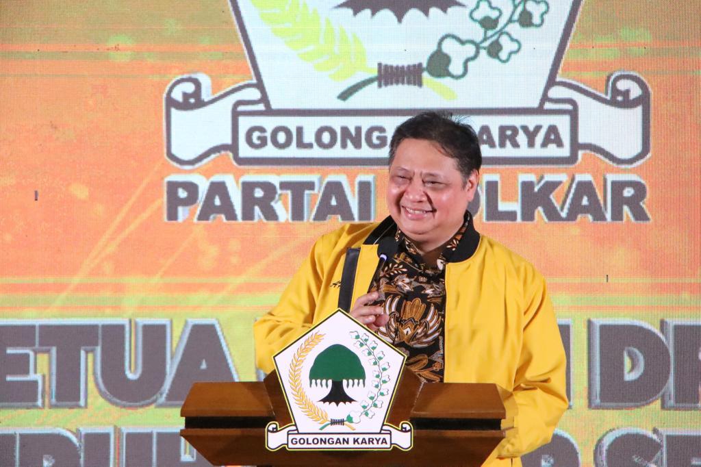 BANGUN SOLIDITAS: Ketua Umum DPP Partai Golkar Airlangga Hartarto saat menyampaikan sambutan di Kantor DPD Golkar Jawa Tengah, Senin (4/6).