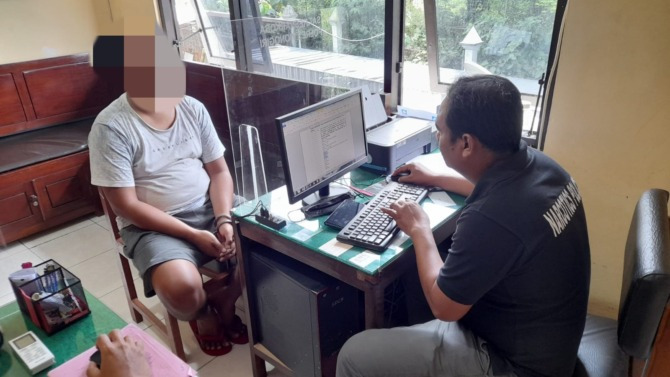 Caption: Petugas Satresnarkoba Polres Wonogiri tengah melakukan pemeriksaan terhadap warga yang kedapatan menjadi pengedar narkoba.