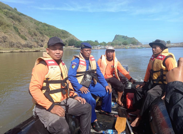 PROSES PENCARIAN: Menggunakan perahu karet, Tim SAR menyisir sejumlah tempat untuk mencari pemancing yang dilaporkan hilang terseret ombak di Pantai Payangan.