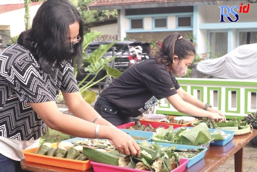 Mahasiswa Teknologi Pangan menyajikan makanan dengan menggunakan daun pisang, hal ini telah dilakukan oleh bangsa Indonesia semenjak ratusan tahun lalu.