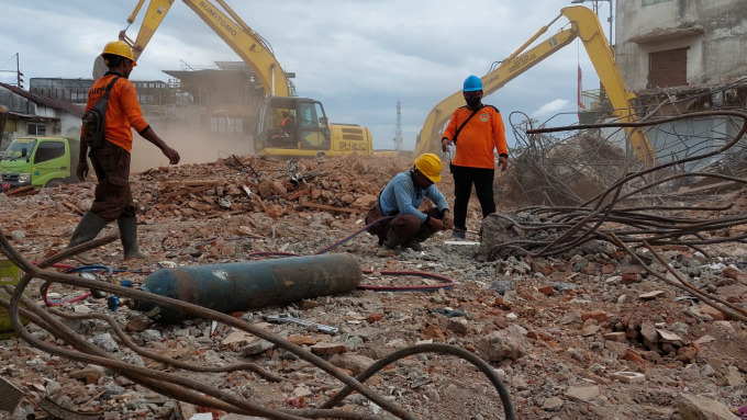 HAMPIR TUNTAS: Proses pembongkaran Ruko Jompo masih terus berlangsung. Selain petugas pengamanan, juga disiagakan petugas damkar.