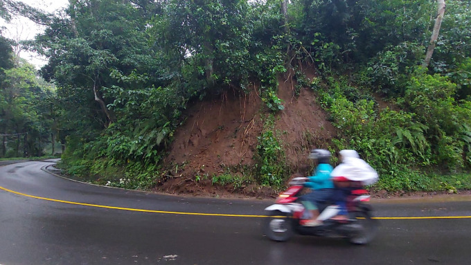 VRAWAN BENCANA: Salah satu kondisi tebing di jalur Gumitir, Desa Sidomulyo, Kecamatan Silo, Jember. Jika hujan deras mengguyur kawasan ini, tebing tersebut berpotensi longsor.