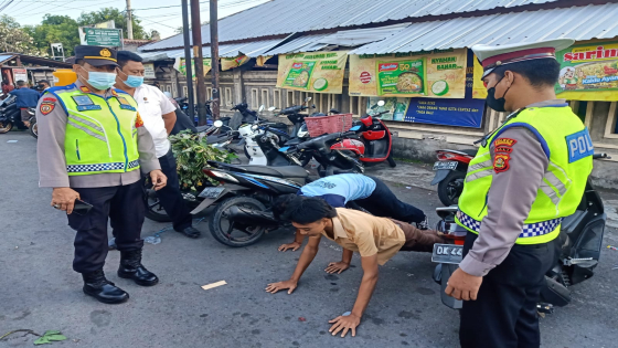Caption: Polsek Kubu berikan hukuman push up pelajar tidak menggunakan helm, paling tidak hukuman tersebut bisa membuat jerah dan mentaati peraturan lalu-lintas.