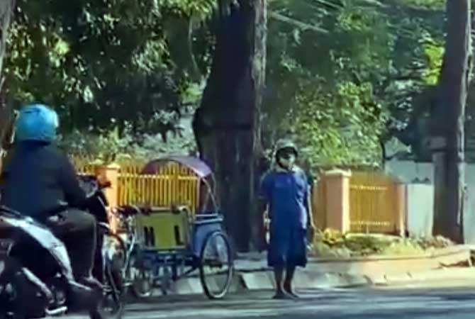 Caption: Keberadaan orang gila atau orang dengan gangguan jiwa (ODGJ) berdiri di pinggir Jalan dr.Wahidin sambil memegang palu membuat orang ketakutan, pengguna jalan lantas melaporkan keberadaan ODGJ tersebut kepada Sat Pol PP setempat.
