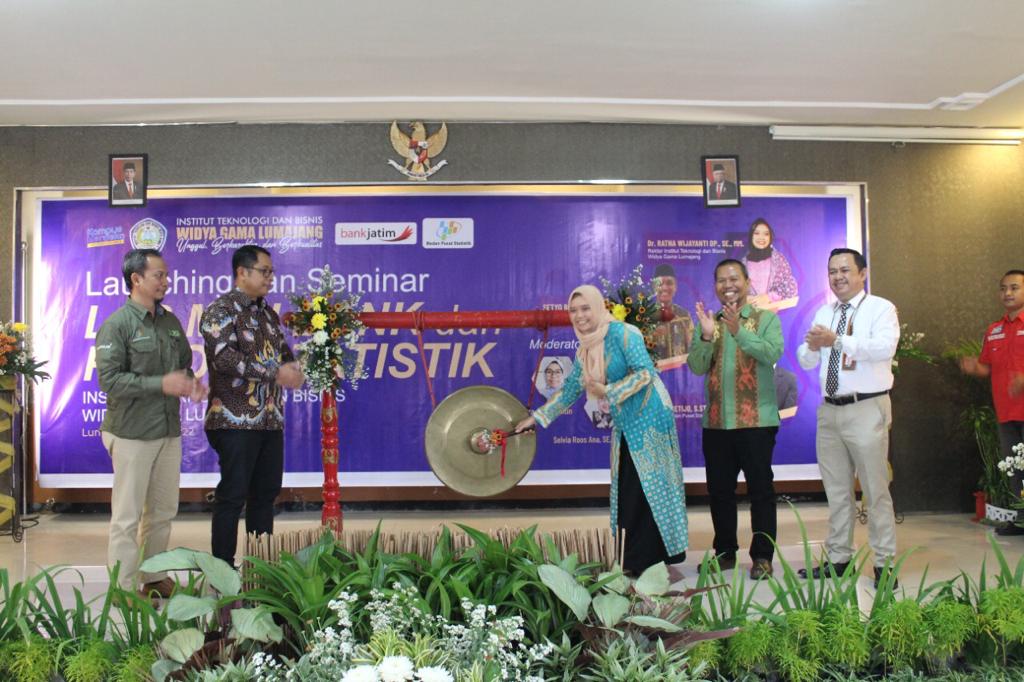 PUKUL GONG: Rektor ITB WiGa Lumajang Dr Ratna Wijayanti Daniar Paramita SE MM bersama Kepala Badan Pusat Statistik Provinsi Jatim dan Kabupaten Lumajang serta perwakilan Bank Jatim Cabang Lumajang me-launching Lab Mini Bank dan Pojok Statistik, kemarin.