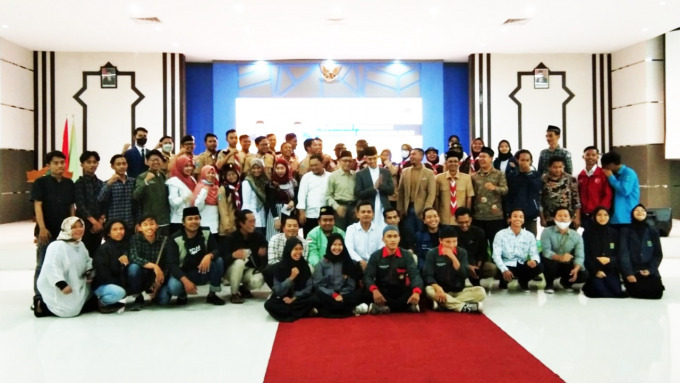 AGEN PERUBAHAN: Mahasiswa UIN KHAS Jember berfoto bersama dengan Deputi 2 Bidang Pengembangan Pemuda Kemenpora Dr H M Asrorun Ni’am, seusai dialog kebangsaan di kampus setempat, Kamis (14/7).