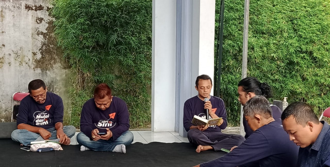 KHUSUK: Kegiatan khataman Alquran memperingati HUT 23 Jawa Pos Radar Jember, Sabtu (16/7).