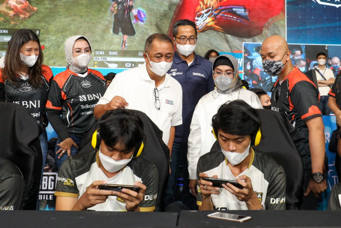 SPORTIF: Direktur Utama BNI Royke Tumilaar (tengah), Direktur Layanan, dan Jaringan BNI Ronny Venir, Wakil Direktur Utama BNI Adi Sulistyowati bersama pejabat BNI dan Telkomsel lainnya tengah menyaksikan Final eSports Tournament For Stronger Indonesia, Ju