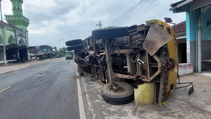 KECELAKAAN TUNGGAL: Kondisi truk yang mengalami kecelakaan di jalan nasional Dusun Krajan, Desa Pecoro, Kecamatan Rambipuji, Senin (18/7) pagi.