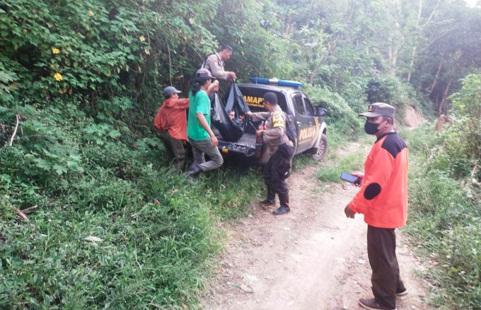 MENGENASKAN: Tim Basarnas dan Polsek Silo membawa jasad korban ke kamar mayat RSD dr Soebandi.