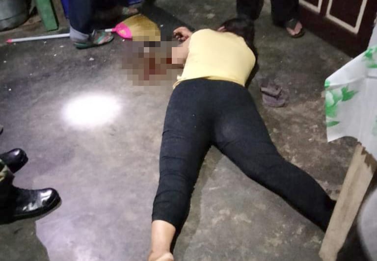 BERSIMBAH DARAH: Kondisi sang istri sesuai dianiaya hingga tewas. Setelah melihat istrinya meniggal, sang suami gantung diri tak jauh dari jasad istrinya tergeletak.