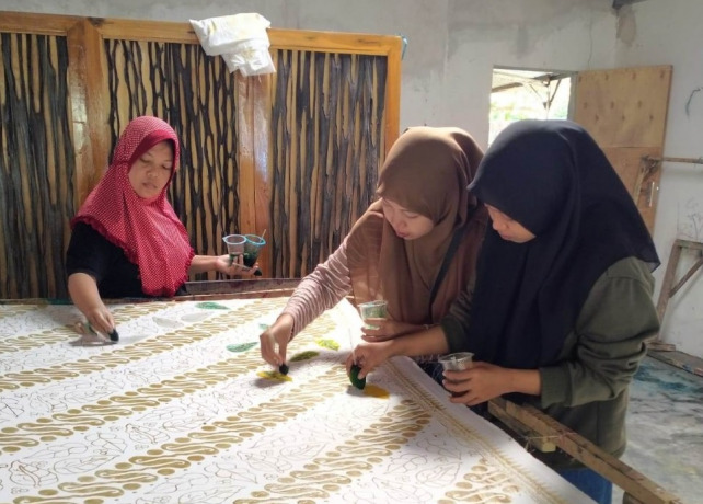 TELITI: Mahasiswa Fakultas Dakwah UIN KHAS Jember melakukan observasi, wawancara, dan belajar mendesain batik di Desa Sidomulyo.