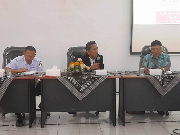 PERLU PERHATIAN: Ketua LPA Jawa Timur Anwar Solihin (kanan berpeci), terlihat serius mendengarkan paparan dari DP3AKB Jember terkait jumlah angka kekerasan anak di Jember, Rabu (20/7).