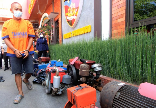 Caption: Jolodong diamankan beserta barang bukti hasil curian. Pria tersebut dikenal sebagai pencuri spesialis diesel.