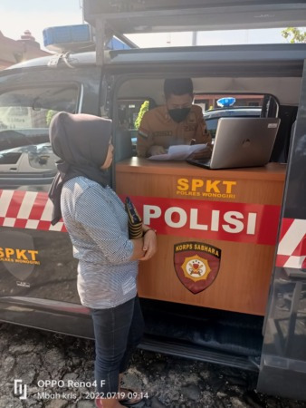 Caption: Layanan BLLK di Kecamatan Pracimantoro Senin (19/7), polisi hadir untuk warga mengurusi surat kehilangan. (IWAN ADI LUHUNG/RADAR SOLO)