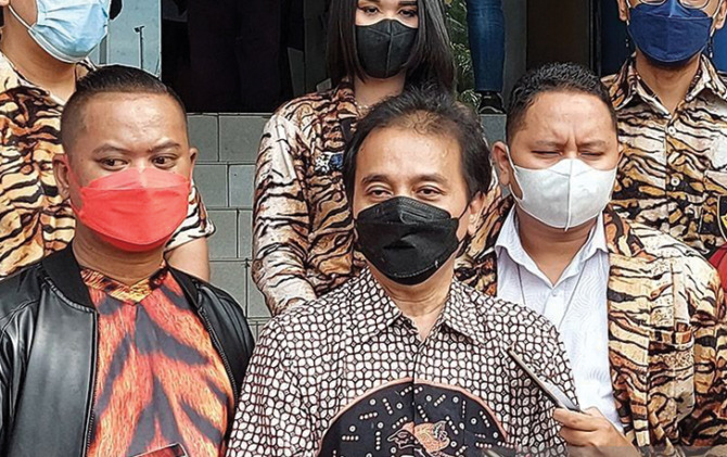 Caption:Mantan Menteri Pemuda dan Olahraga Roy Suryo di Polda Metro Jaya, beberapa waktu lalu, pria t6ersebut kesandung masalah ujaran kencian bermuatan suku, agama, ras dan antar golongan.