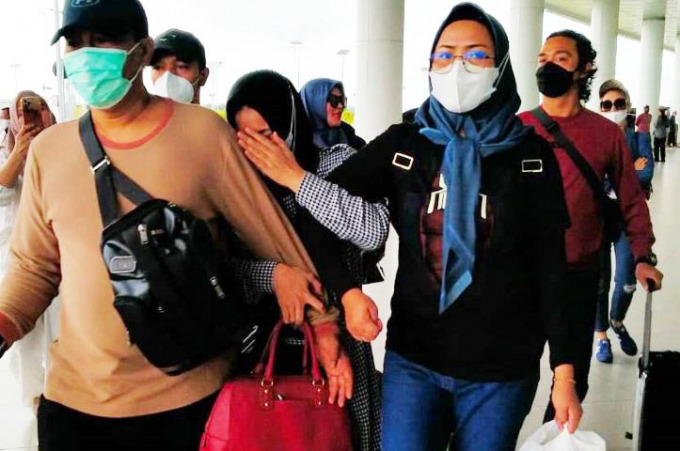 Caption:Syahlina Febrianti dikawal Tim Macan Polda Kalsel. Dia sudah dicari-cari kaum sosialita di Banjarmasin selama sebulan terakhir, karena merugikan orang lain melalui arisan bodong.