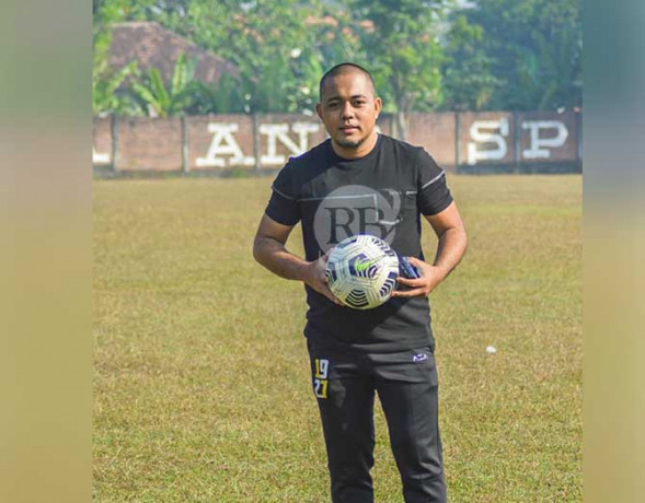 Caption: Suryono Pande memang dikenal luas sebagai penggila bola, bahkan kini ia menduduki posisi penting sebagai presiden klub.