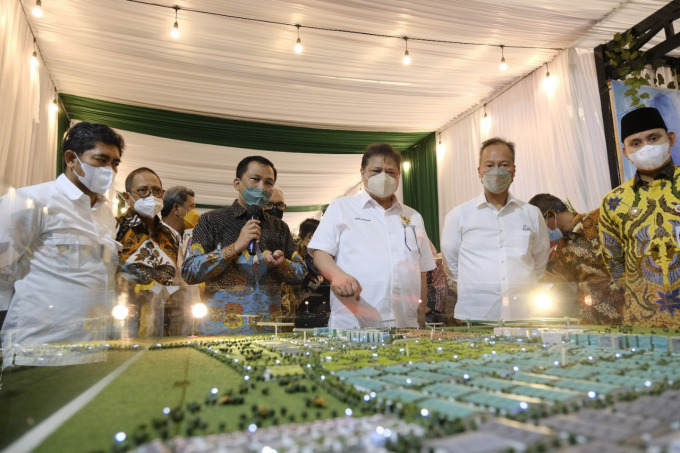 TUMBUHKAN PEREKONOMIAN: Menko Bidang Perekonomian Airlangga Hartarto selaku Ketua Dewan Nasional KEK dalam kunjungannya ke Kawasan Industri Kendal (KIK), Sabtu (23/07).