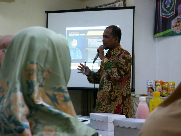 BRANDING: Narasumber pelatihan kemasan produk memaparkan kiat sukses agar kemasan dilirik pembeli. Agenda itu berlangsung di salah satu hotel di Lumajang, akhir pekan kemarin.