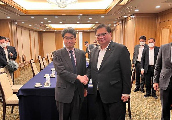 SINERGI: Menko Bidang Perekonomian Airlangga Hartarto dengan Gubernur JBIC Nobumitsu Hayashi. Pertemuan itu berlangsung di Hotel Imperial Tokyo, Jepang, Senin (25/07).