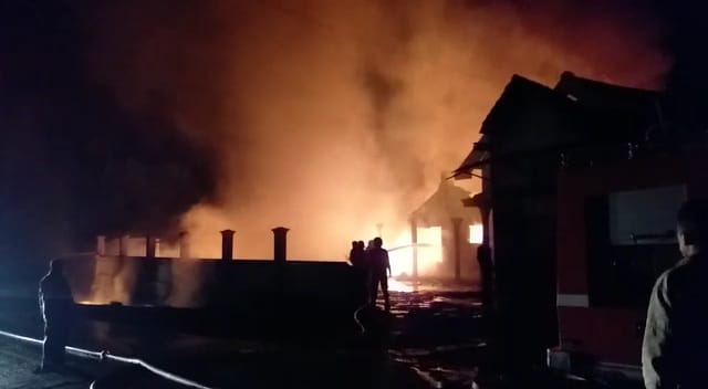 LULUH LANTAK: Api membakar bangunan rumah di di Desa Selolembu, Kecamatan Curahdami, Bondowoso. Diduga, rumah tersebut menjadi tempat penyimpanan solar.
