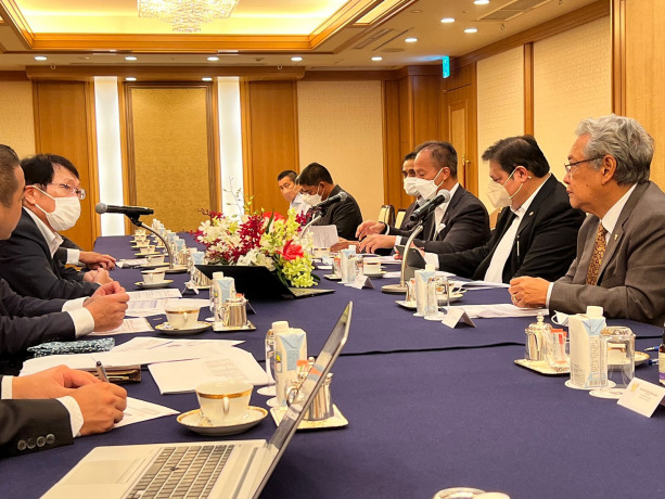 INVESTASI: Menko Bidang Perekonomian Airlangga Hartarto dalam pertemuan dengan CEO Mitsubishi Motors Corporation (MMC) Takao Kato, di Tokyo Jepang, Selasa (26/7).