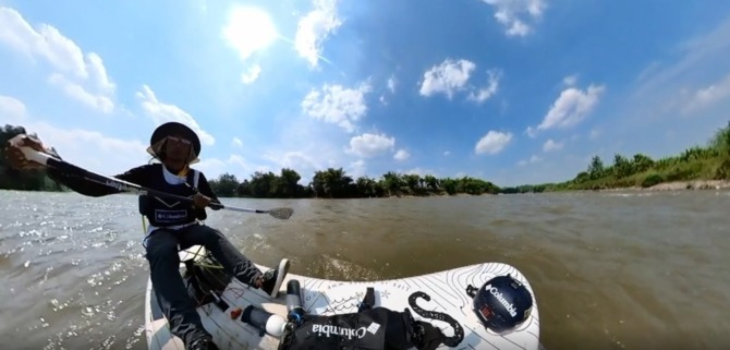 Caption: Salah seorang aktivis lingkungan menyusuri Bengawan Solo menggunakan perahu kano, hal tersebut menunjukkan kecintaan aktivis lingkungan hidup terhadap sungai tersebut.