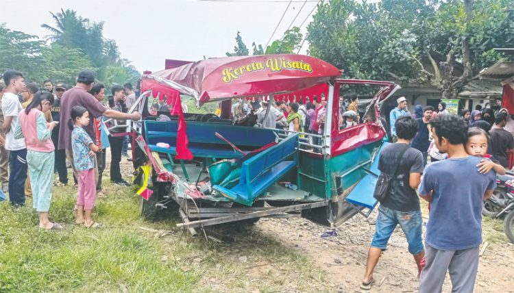 Caption: Odong-odong yang hancur setelah tertabrak KA di Kampung Silebu Toples, Kabupaten Serang, Selasa kemarin (26/7), akibat kecelakaan tersebut penumpang odong-odong tewas dan mengalami luka-luka.