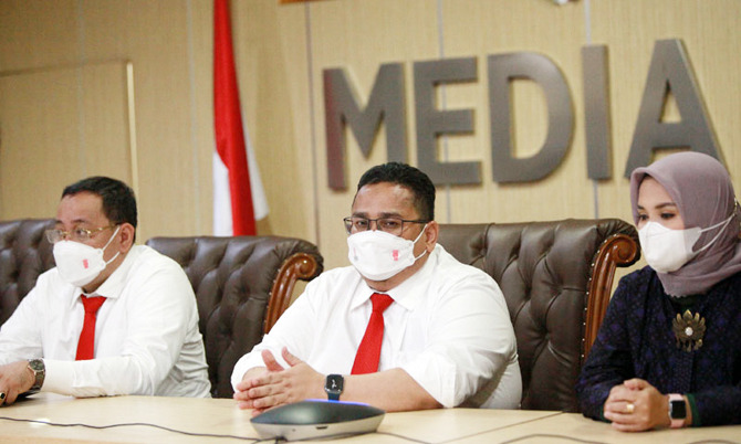 Caption: Rahmat Bagja, Ketua Bawaslu RI Rahmat Bagja saat menggelar jumpa pers di kantor Bawaslu RI, Jakarta, Selasa (12/4/2022). Dalam jumpa pers Bawaslu RI menetapkan Rahmat Bagja sebagai Ketua.
