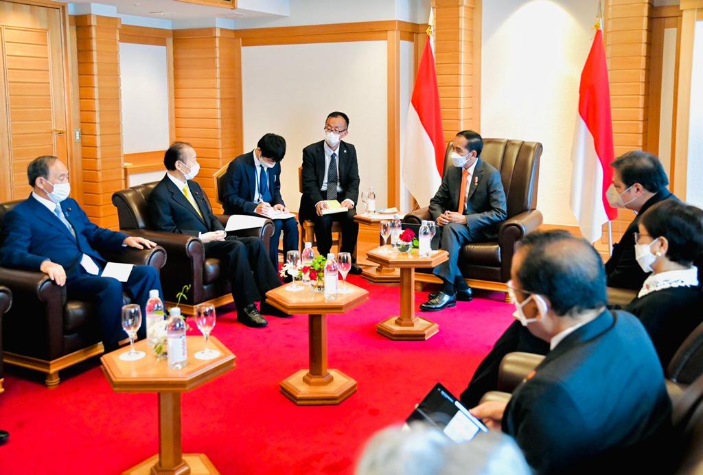 NEGARA SAHABAT: Presiden RI Joko Widodo menerima kunjungan kehormatan Ketua Liga Parlementer Jepang-Indonesia (Japan-Indonesia Parliamentary Friendship League) Nikai Toshihiro di Imperial Hotel, Tokyo, Jepang, Rabu (27/7).