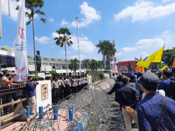 RELA KEPANASAN : Ratusan aktivis PMII Jember menagih kejelasan terkait RTRW dan RTDR yang dinilai cacat prosedural. Aksi itu berlangung di DPRD dan Pemkab Jember, Kamis (28/7).