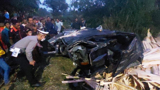 TERGENCET: Kondisi mobil Panther yang tertimpa muatan truk trailer. Kecelakaan ini menewaskan tiga orang dan empat orang lainnya mengalami luka-luka.