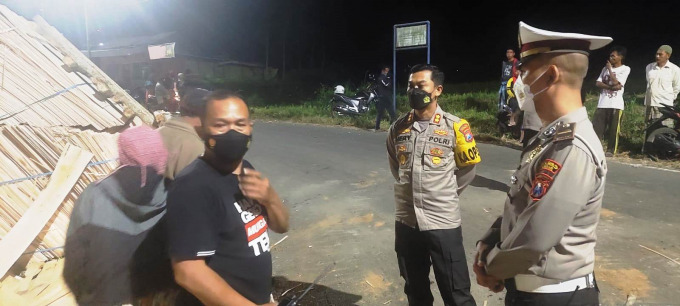 CEK TKP: Kapolres Jember AKBP Hery Purnomo mendatangi lokasi kecelakaan di Desa Sumber Ketempa, Kecamatan Kalisat. Data terbaru, peristiwa ini menyebabkan tiga orang meninggal, serta empat orang luka-luka.