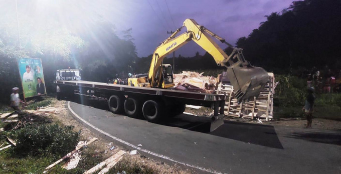 EVAKUASI: Alat berat milik Yayasan IBU Pakusari didatangkan untuk mengevakuasi truk trailer yang terlibat kecelakaan di jalan raya Desa Sumber Ketempa, Kecamatan Kalisat.
