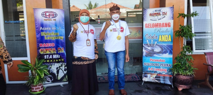 PEJUANG: Kabid Pelayanan Kesehatan Dinkes Lumajang drg Rina Dwi Astuti (kiri) bersama dengan Pahlawan Lansia SIAP Lumajang Gatot Suprabowo.