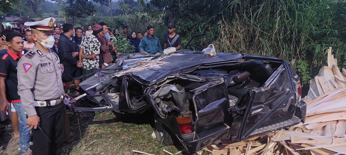 TELAH DIEVAKUASI : Kanit Laka Satlantas Polres Jember Ipda Edy Purwanto saat meninjau lokasi laka di Desa Sumber Ketempa Kecamatan Kalisat, kemarin (30/7). Dalam kejadian ini, tiga orang meninggal dunia.