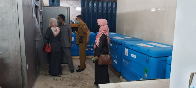 INSPEKSI: Anggota DPRD Jember kala melakukan inspeksi ke sebuah gudang farmasi milik Dinas Kesehatan Jember di Jalan Ciliwung 41, belum lama ini. Saat itu didapati ada obat-obatan yang sudah tidak layak pakai dan kadaluarsa dalam jumlah yang cukup besar.