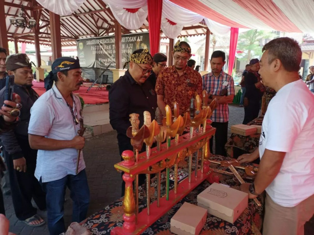 KAYA SEJARAH: Wakil Bupati Bondowoso Irwan Bachtiar Rahmat ketika melihat secara langsung keris-keris peninggalan nenek moyang.