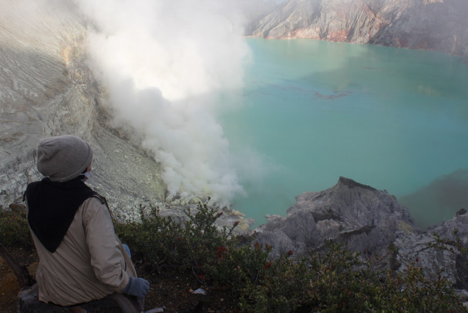 FAVORIT: Salah seorang pengunjung ketika menikmati panorama yang disajikan di Kawah Ijen. Tak hanya wisatawan lokal, kini wisatawan mancanegara pun mulai berdatangan.
