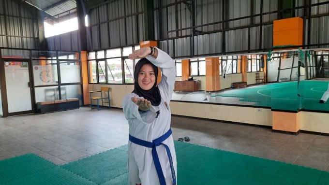 SALAM PEMBUKA: Shakira Ailani menampilkan teknik awalan dalam dunia taekwondo di dojang, Kelurahan Sumbersari, kemarin (22/8).