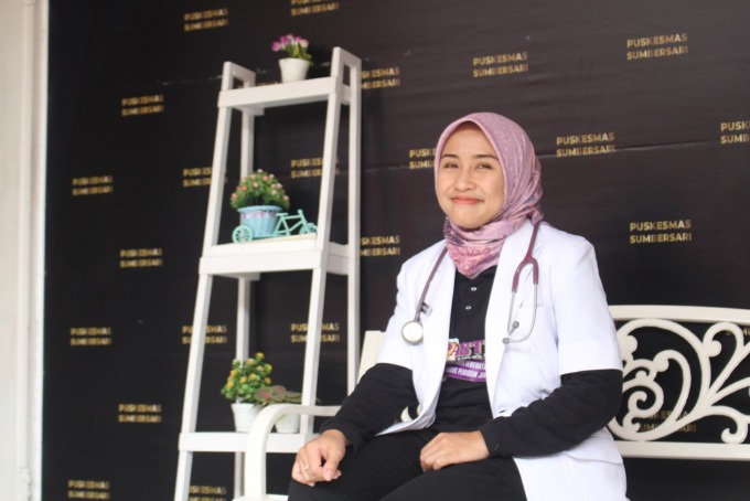 SEMANGAT: Kepala Puskesmas Sumbersari dr Dian Alfiatul Uliyah menyatakan pentingnya layanan kesehatan kepada masyarakat di halaman puskesmas.