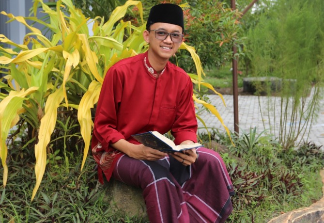 MENYEJUKKAN HATI: Muhammad Afif Zain Abdillah mengisi waktu luangnya untuk menghafalkan Alquran.