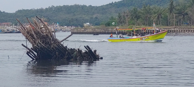 SAMPAH: Bongkahan barongan bambu menghiasi Pantai Pancer di Puger Kulon.