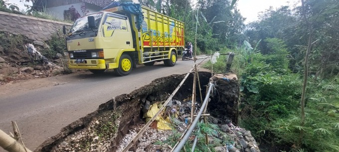 BERBAHAYA: Jalan di Desa Patemon, Kecamatan Tanggul, ambrol dan kondisinya membahayakan, kemarin.