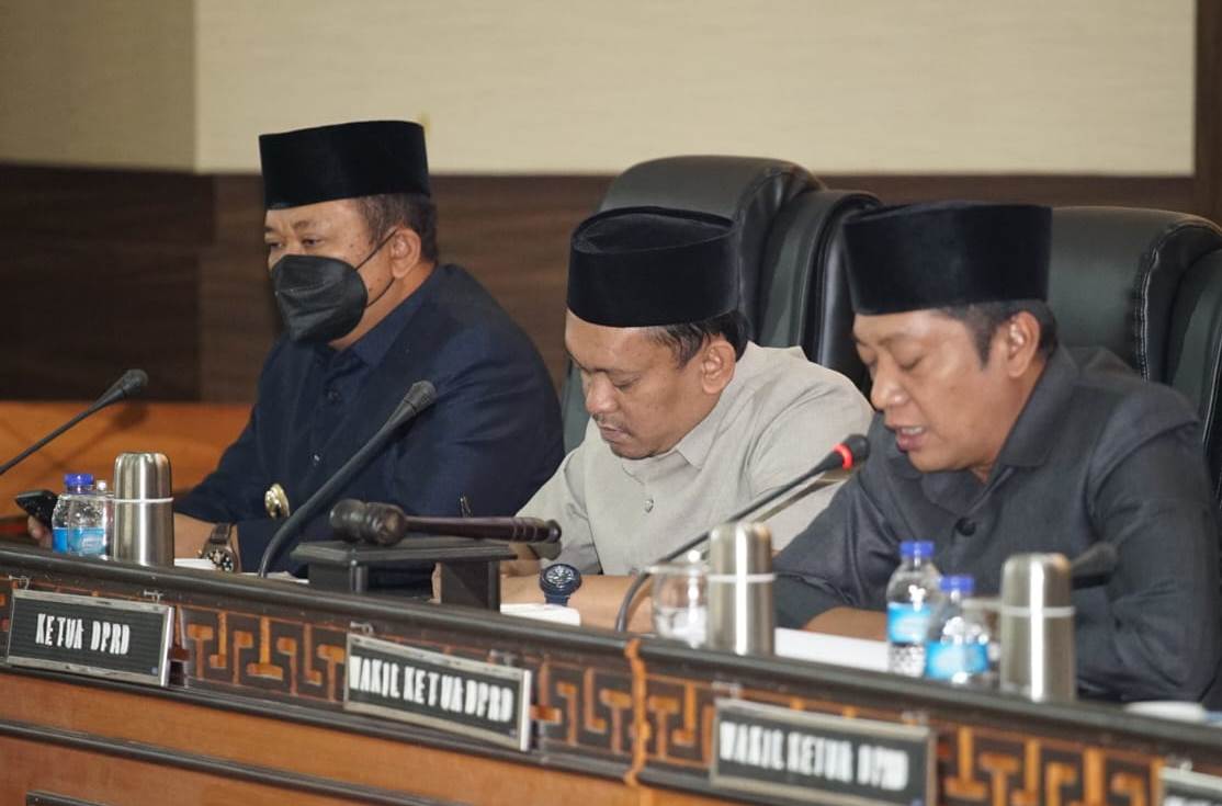 RAPAT: Bupati Hendy Siswanto dan pimpinan dewan dalam sidang paripurna di gedung dewan, beberapa waktu lalu.