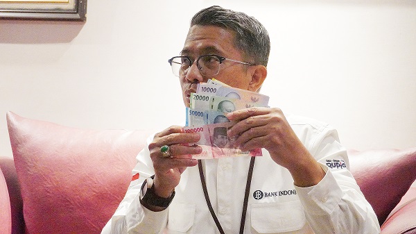 BARU: Kepala Perwakilan Bank Indonesia Jember Yukon Afrinaldo menunjukkan pecahan, kemarin.