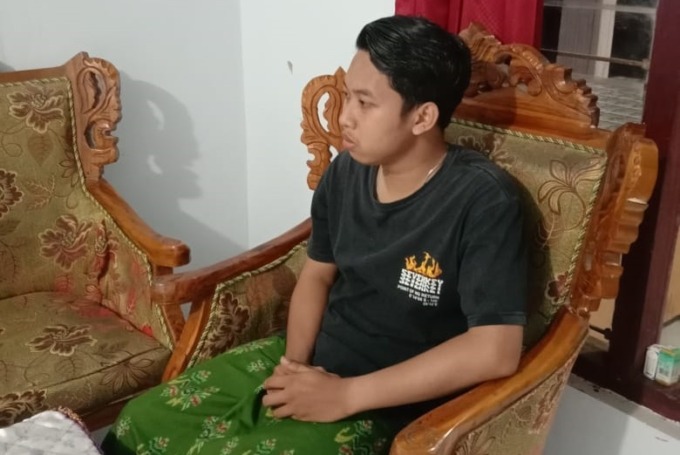 KORBAN PEMALSUAN DATA: Ahmad sampai saat ini tidak bisa mendaftar kuliah karena NIK miliknya dipakai oleh seorang perempuan.