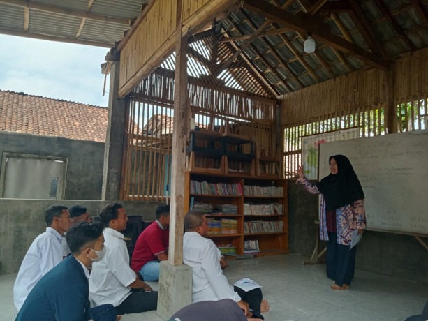 SEDERHANA: Pengajar yang mengajar peserta didik di sekolah nonformal PKBM Rumpun Aksara.