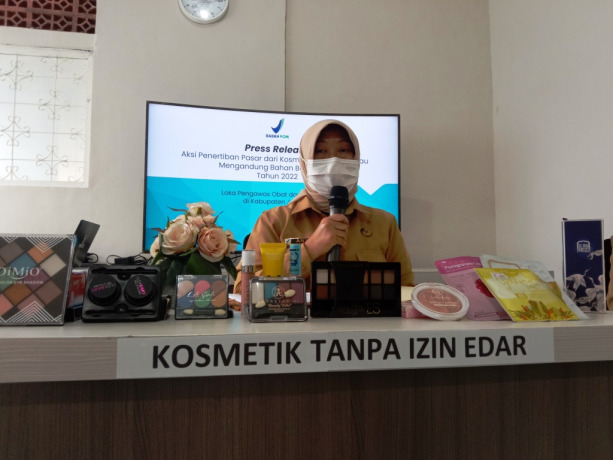 TAK LAIK JUAL: Produk kosmetik sitaan Loka POM Jember dari beberapa toko di Jember, Bondowoso dan Situbondo. Produk tersebut rata-rata tidak memiliki izin edar dan sudah kedaluwarsa.